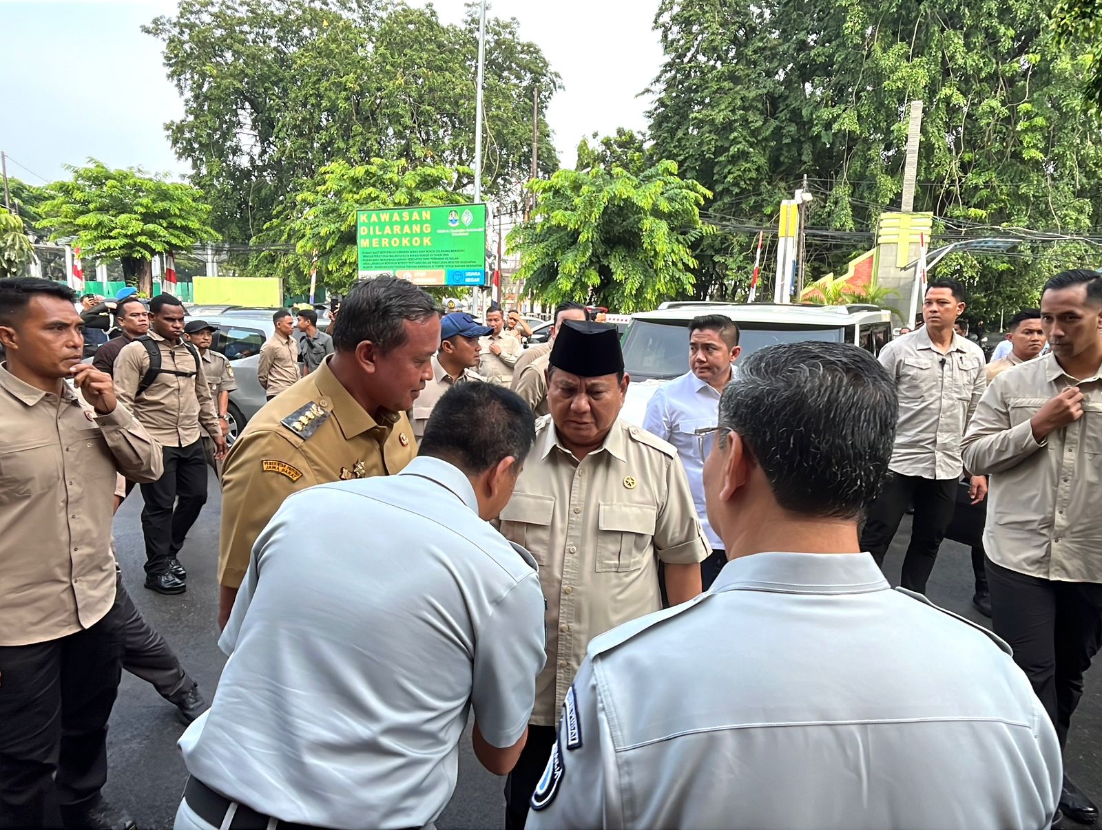 Bekasi - Momen Presiden Prabowo Subianto datang untuk menjenguk korban kecelakaan kereta di RSUD Kota Bekasi. Dalam momen itu, Wali Kota Bekasi Tri Adhianto menyambut hangat, Selasa (28/4/2026). Foto: Gobekasi.id.