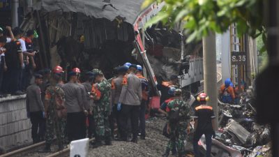 Bekasi - Petugas TNI/Polri dan Basarnas saat melakukan evakuasi rangkaian KRL dan KA Argo Bromo di Bekasi Timur, Selasa (28/4/2026). Foto: Septian/Gobekasi.id.