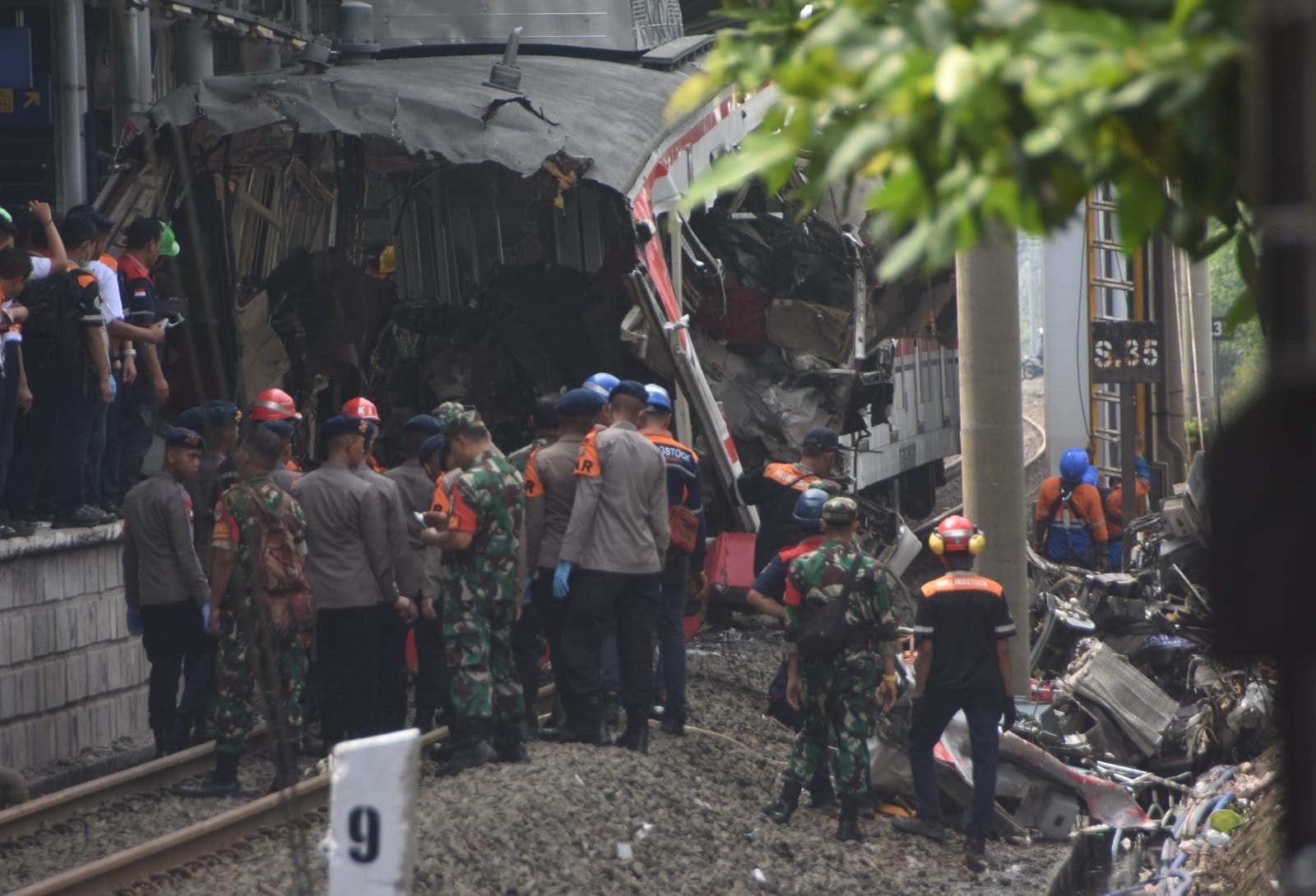 Bekasi - Petugas TNI/Polri dan Basarnas saat melakukan evakuasi rangkaian KRL dan KA Argo Bromo di Bekasi Timur, Selasa (28/4/2026). Foto: Septian/Gobekasi.id.