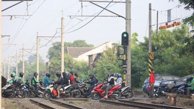 Bekasi - Perlintasan Kereta Api di Bulak Kapal, Bekasi Timur. Foto: Ist/Gobekasi.id.