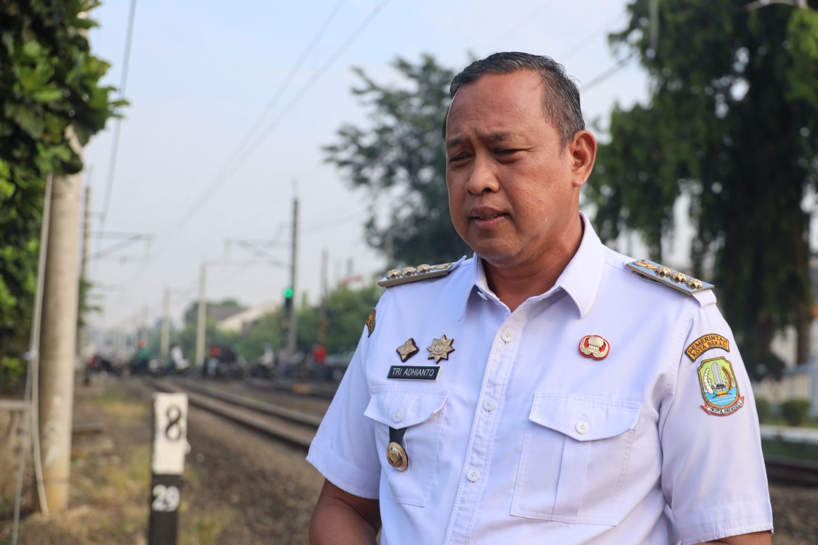 Bekasi - Wali Kota Bekasi, Tri Adhianto saat meninjau Perlintasan Kereta Api di Bulak Kapal, Bekasi Timur. Foto: Ist/Gobekasi.id.