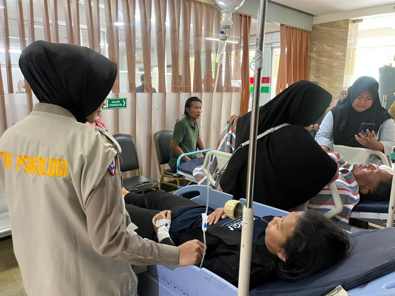 Bekasi - Tim konselor diterjunkan langsung ke RSUD Kota Bekasi untuk memberikan pendampingan trauma healing. Foto: Ist/Gobekasi.id.