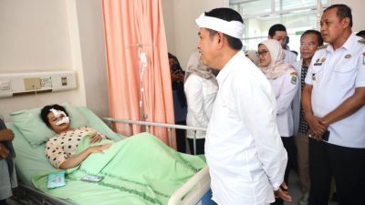 Bekasi - Gubernur Jawa Barat, Dedi Mulyadi (KDM), bersama Wali Kota Bekasi, Tri Adhianto, meninjau langsung kondisi para korban kecelakaan kereta di RSUD Kota Bekasi, Rabu (29/4/2026). Foto: Ist/Gobekasi.id.