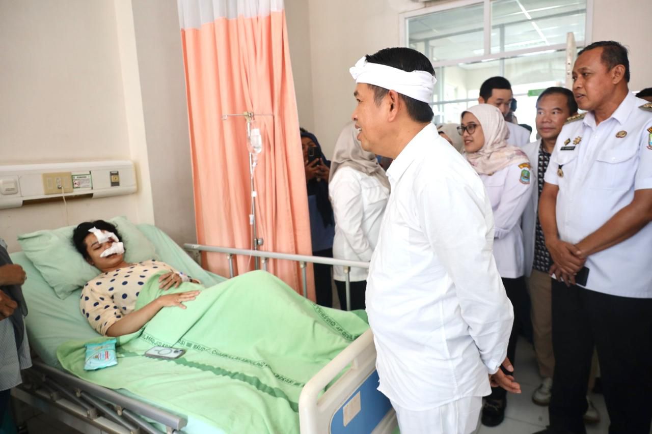 Bekasi - Gubernur Jawa Barat, Dedi Mulyadi (KDM), bersama Wali Kota Bekasi, Tri Adhianto, meninjau langsung kondisi para korban kecelakaan kereta di RSUD Kota Bekasi, Rabu (29/4/2026). Foto: Ist/Gobekasi.id.