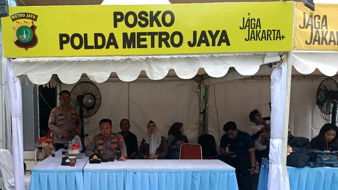 Bekasi - Petugas melakukan pengamanan dan pelayanan di Posko Polda Metro Jaya yang berlokasi di RSUD Kota Bekasi, Kamis (30/4/2026). Foto: Ist/Gobekasi.id.