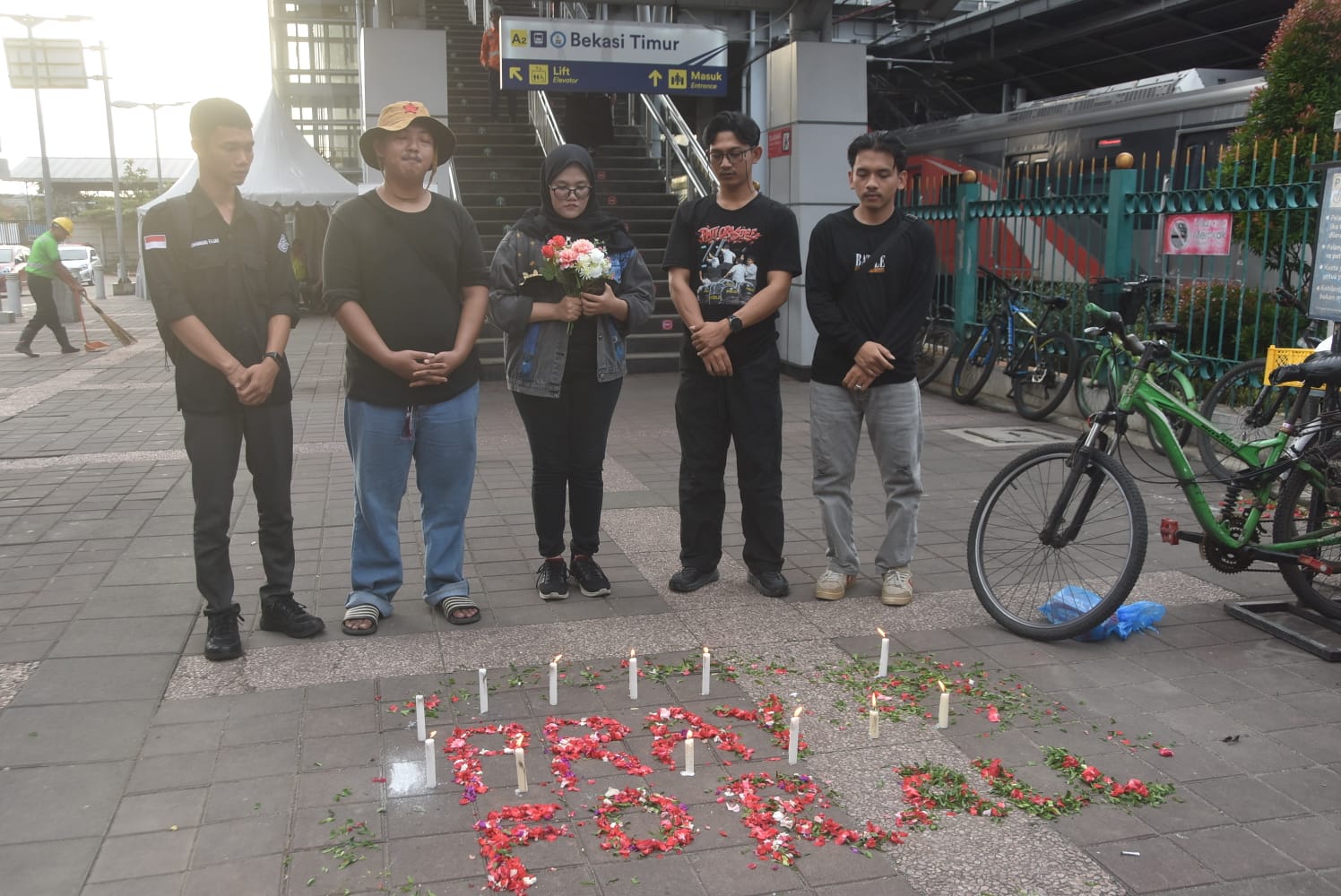 Bekasi - Aksi Kamisan dengan tabur bunga di Stasiun Bekasi Timur, Kamis (30/4/2026). Foto: Septian/Gobekasi.id.