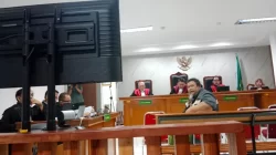Yayat Sudrajat alias “Lippo”, anggota Polsek Cimanggis, Polres Metro Depok menjalani sidang sebagai saksi di persidangan kasus suap ijon proyek bupati bekasi