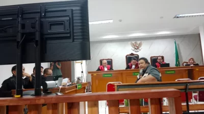 Yayat Sudrajat alias “Lippo”, anggota Polsek Cimanggis, Polres Metro Depok menjalani sidang sebagai saksi di persidangan kasus suap ijon proyek bupati bekasi