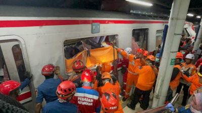 Bekasi -Tim gabungan Basarnas saat proses evakuasi korban kecelakaan KRL dan KA Argo Bromo Anggrek di Stasiun Bekasi Timur, Selasa (28/4/2026). Foto: Gobekasi.id.