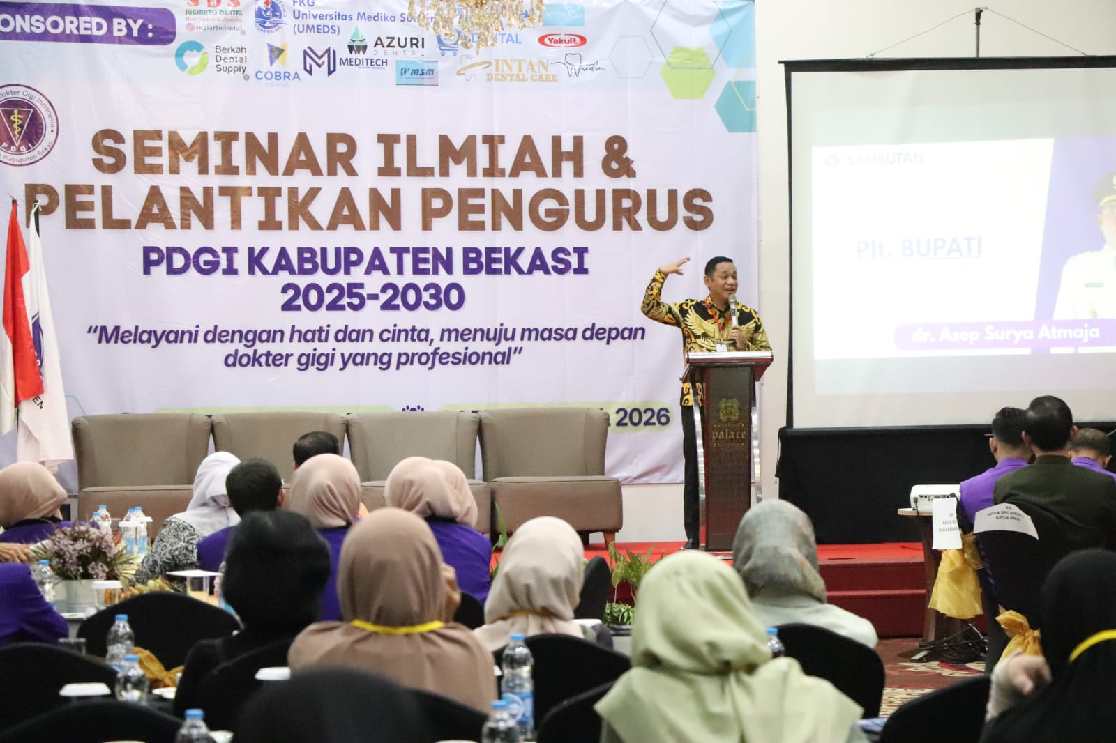 Kabupaten Bekasi - Pelaksana Tugas (Plt) Bupati Bekasi, Asep Surya Atmaja, menghadiri pelantikan pengurus Persatuan Dokter Gigi Indonesia (PDGI) Kabupaten Bekasi periode 2025-2030, yang berlangsung di Hotel Java Palace Jababeka, Sabtu (11/4/2026). Foto: Ist