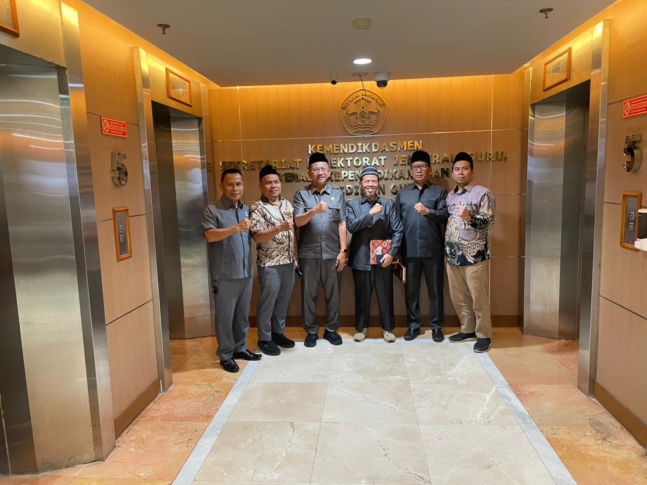 Bekasi - Pansus 12 DPRD Kabupaten Bekasi saat mengunjungi dua sekolahs serta Kementerian Pendidikan Dasar dan Menengah (Kemmendikdasmen) dalam pembahasan perda perlindungan Guru dan Tenaga Kependidikan.