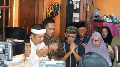 Bekasi - Plt Bupati Bekasi Asep Surya Atmaja dampingi Gubernur Jawa Barat Dedi Mulyadi melayat korban peristiwa kecelakaan kereta api yang melibatkan KA Argo Bromo Anggrek dan KRL Commuter Line di sekitar Stasiun Bekasi menyisakan duka mendalam. Salah satu korban diketahui merupakan karyawati KompasTV, Nur Ainia Eka Rahmadhyna (32). Yang beralamat di Perumahan Griya Asri 2 Desa Sumberjaya Kecamatan Tambun Selatan. Pada Rabu (29/4/2026). Foto: Ist/Gobekasi.id.