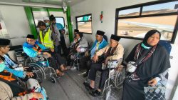 Bekasi - Calon haji (Calhaj) asal Kabupaten Bekasi yang tergabung dalam Kloter 03 KJT bersiap meninggalkan Kota Madinah. Foto: Ist/Gobekasi.id.