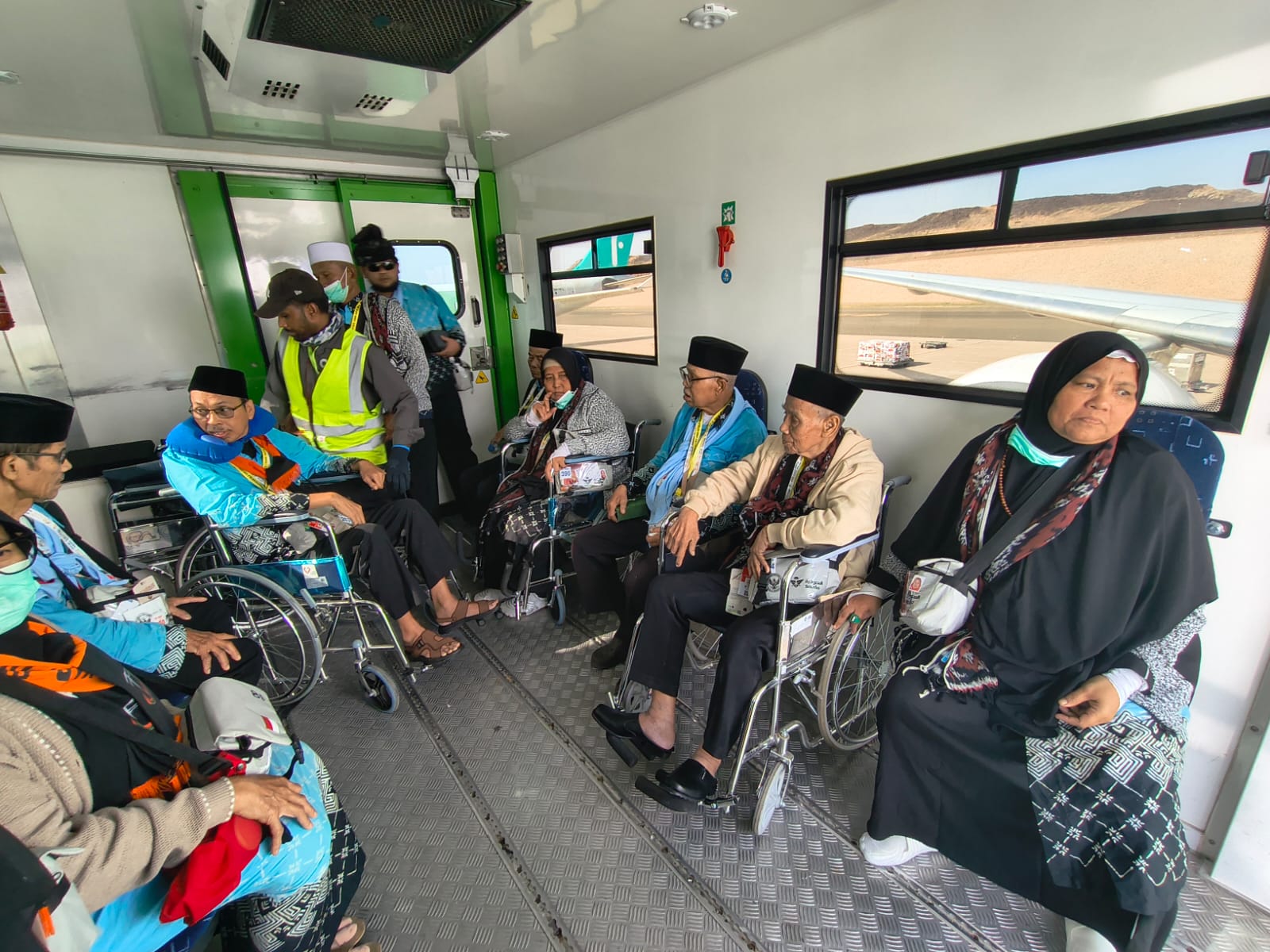 Bekasi - Calon haji (Calhaj) asal Kabupaten Bekasi yang tergabung dalam Kloter 03 KJT bersiap meninggalkan Kota Madinah. Foto: Ist/Gobekasi.id.