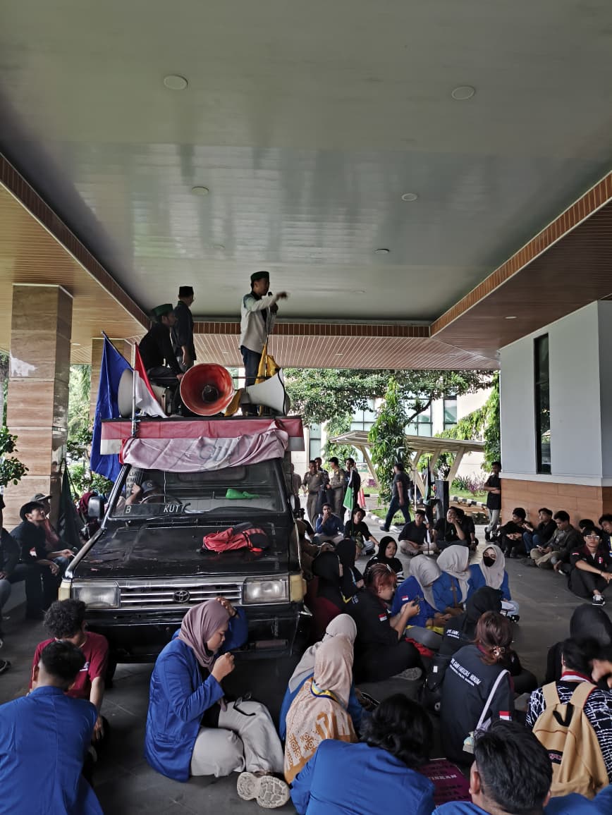 Kabupaten Bekasi -Massa aksi mencoba merangsek masuk melewati gerbang utama hingga berhasil mencapai teras Gedung Bupati.