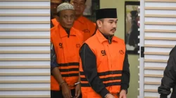 Bekasi - Bupati Bekasi Ade Kuswara Kunang bersama ayahnya HM Kunang (kiri) dan pihak swasta Sarjan (kedua kiri) dihadirkan saat konferensi pers operasi tangkap tangan (OTT) di Gedung Merah Putih KPK, Jakarta, Sabtu (20/12/2025). Foto: Antara