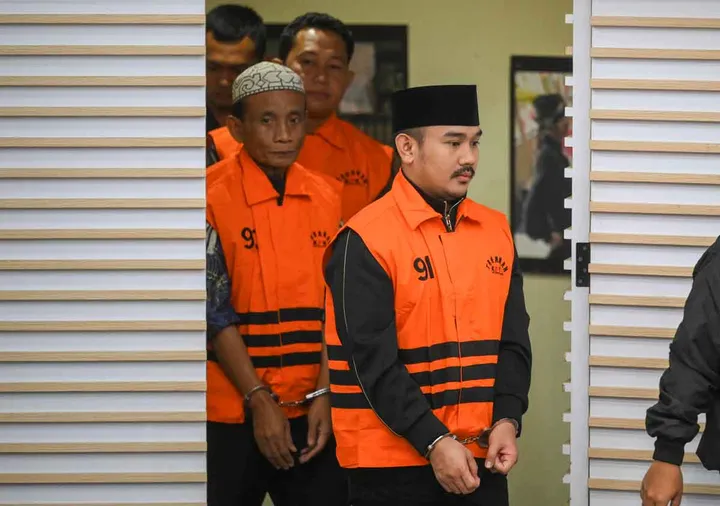Bekasi - Bupati Bekasi Ade Kuswara Kunang bersama ayahnya HM Kunang (kiri) dan pihak swasta Sarjan (kedua kiri) dihadirkan saat konferensi pers operasi tangkap tangan (OTT) di Gedung Merah Putih KPK, Jakarta, Sabtu (20/12/2025). Foto: Antara
