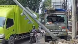 Bekasi - Kondisi truk mengalami kaca pencah sementaa tiang traffic light di simpang Kranji, Bekasi Barat, miring. Foto: Ist/Gobekasi.id.