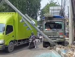 Truk Hantam Tiang Lampu Merah di Kranji Hingga Miring, Lalu Lintas Bekasi Barat Tersendat