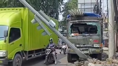 Bekasi - Kondisi truk mengalami kaca pencah sementaa tiang traffic light di simpang Kranji, Bekasi Barat, miring. Foto: Ist/Gobekasi.id.