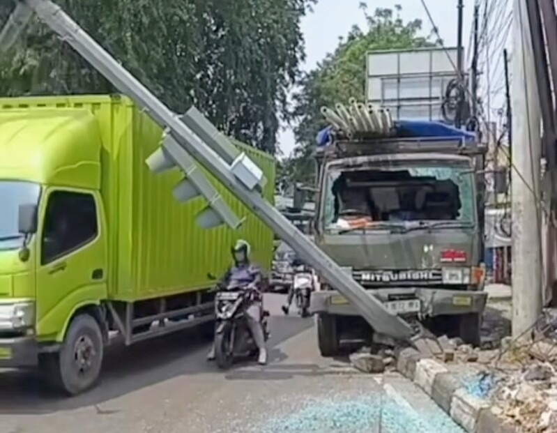 Bekasi - Kondisi truk mengalami kaca pencah sementaa tiang traffic light di simpang Kranji, Bekasi Barat, miring. Foto: Ist/Gobekasi.id.