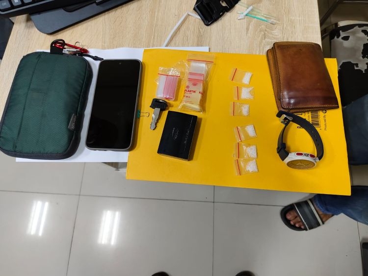 Bekasi - Barang bukti Pegawai Pemerintah dengan Perjanjian Kerja (PPPK) diringkus jajaran Unit Reskrim Polsek Cikarang Selatan lantaran diduga kuat terlibat dalam jaringan peredaran gelap narkotika jenis sabu. Foto: Ist/Gobekasi.id.