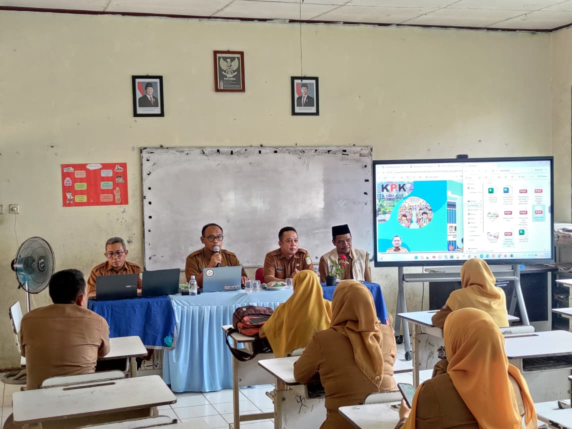 Bekasi - Kepala Bidang Pembinaan Sekolah Dasar Dinas Pendidikan Kabupaten Bekasi, Pranoto, saat membuka kegiatan sosialisasi SPMB 2026 di SDN 01 Sukaraya, Senin (4/5/2026). Foto: Ist/Gobekasi.id.
