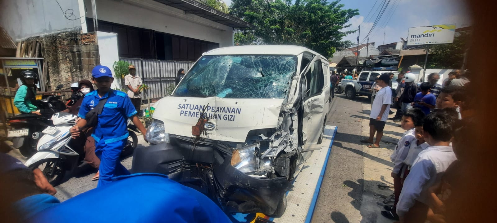 Bekasi - Mobil pengantarMBG menabrak lapak pedagang gorengan di Jalan Kalimantan Raya, Perumnas III, Aren Jaya, Bekasi Timur, Kota Bekasi, Selasa (12/5/2026). Foto: Septian/Gobekasi.id.