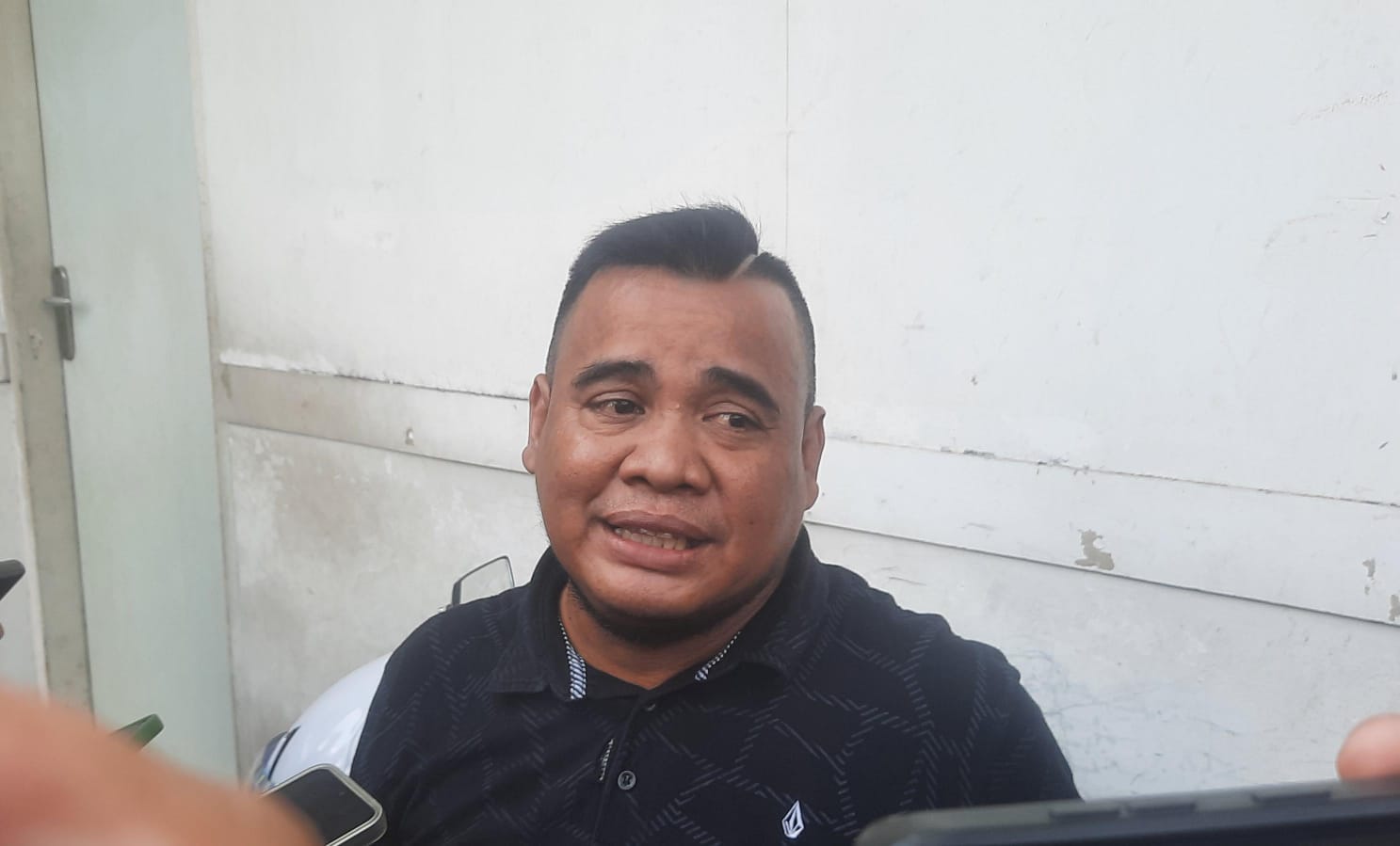 Bekasi - Kakak korban pedagang gorengan yang ditabrak mobil MBG di Bekasi Timur, Sunendar (51) saat berada di RSUD CAM Kota Bekasi, Selasa (12/5/2026). Foto: Septian/Gobekasi.id.