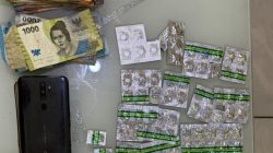 Bekasi - Barang bukti uang tunai, handphoe dan obat daftar G yang disita Polsek Kedungwaringin. Foto: Ist/Gobekasi.id.