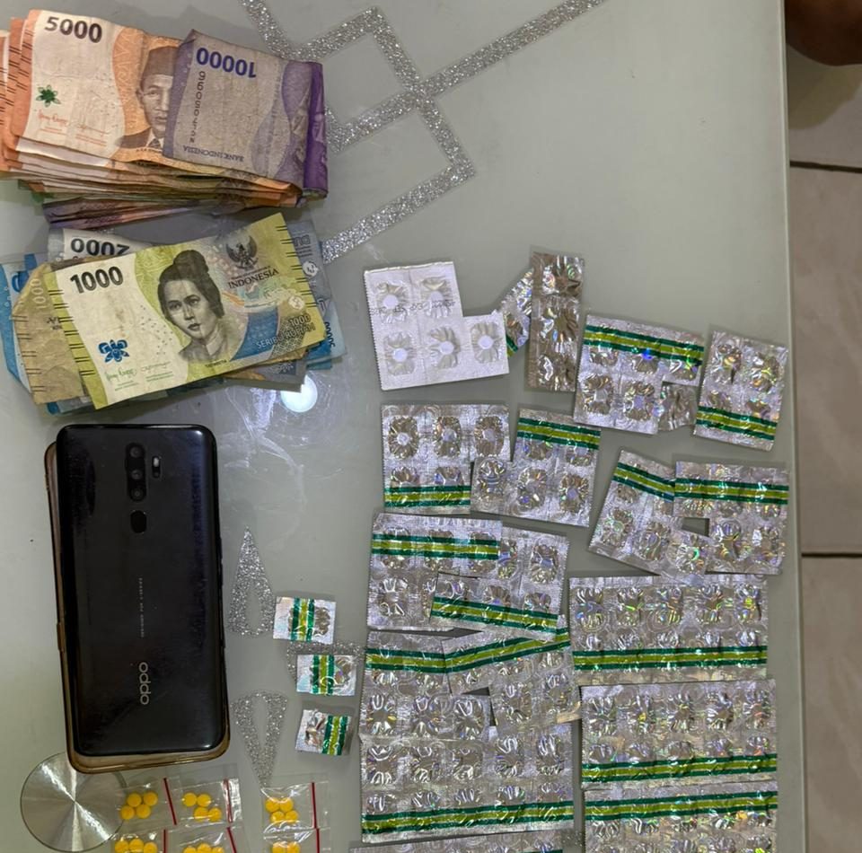 Bekasi - Barang bukti uang tunai, handphoe dan obat daftar G yang disita Polsek Kedungwaringin. Foto: Ist/Gobekasi.id.