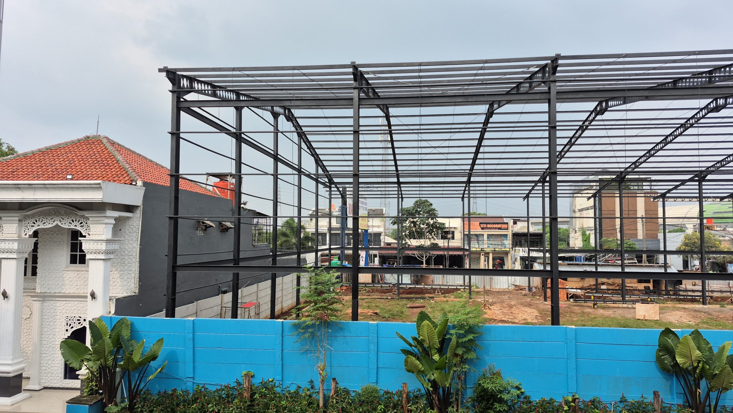 Bekasi - Pembangunan lapangan padel di kawasan Jalan Caman Raya, Jatibening, Pondok Gede, Kota Bekasi. Foto: Septian/Gobekasi.id.