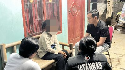 Bekasi - Kasatreskrim Polres Metro Bekasi Kota Kompol Andi Muhammad Iqbal saat mengintrogasi terduga pelaku yang mengalami gangguan kejiawaan. Foto: Septian/Gobekasi.id.