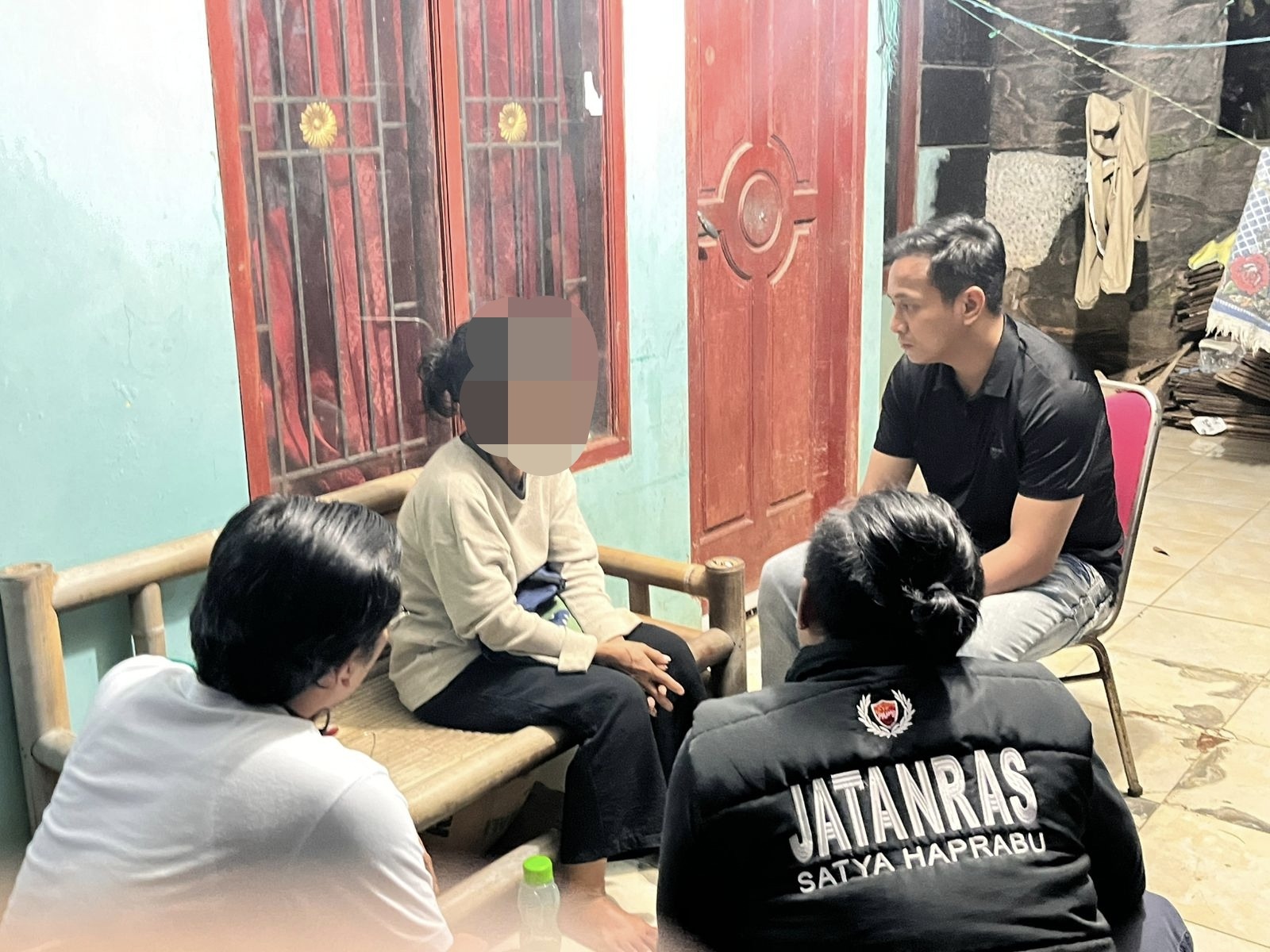 Bekasi - Kasatreskrim Polres Metro Bekasi Kota Kompol Andi Muhammad Iqbal saat mengintrogasi terduga pelaku yang mengalami gangguan kejiawaan. Foto: Septian/Gobekasi.id.