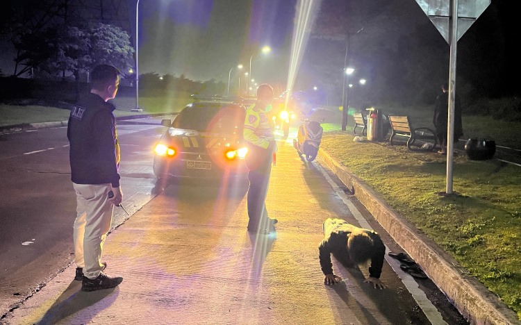 Bekasi - Sebagai bentuk efek jera instan dan pembinaan karakter di tempat, petugas menjatuhkan sanksi fisik terukur berupa push-up.