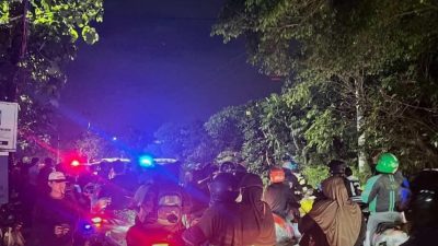 Bekasi - Pengendara terjatuh akibat jalan rusak di Bekasi Timur. Foto: Ist