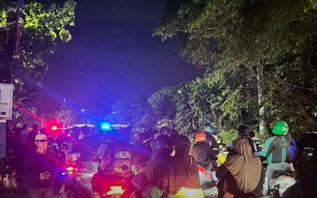 Bekasi - Pengendara terjatuh akibat jalan rusak di Bekasi Timur. Foto: Ist