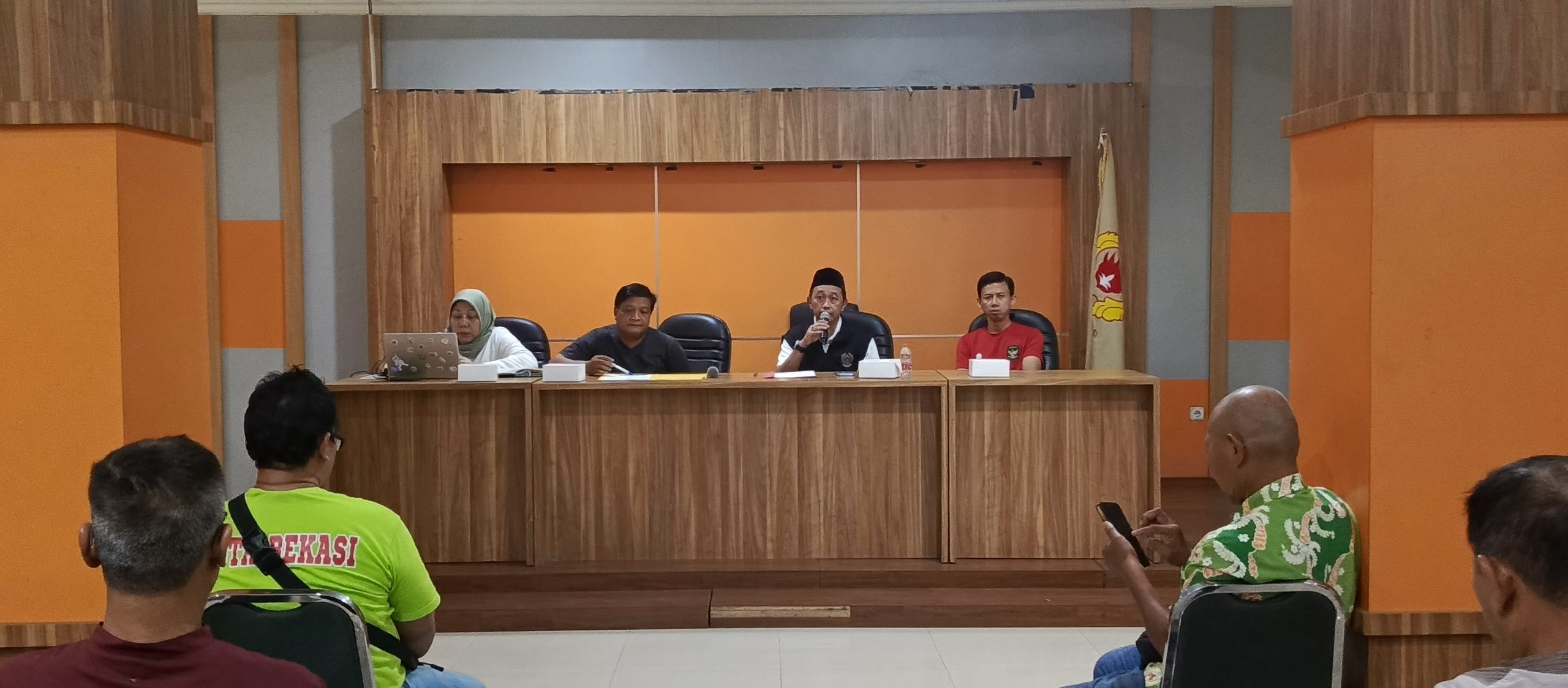 Bekasi - Rapat koordinasi dan pendampingan yang melibatkan pengurus cabang olahraga (cabor) di ruang aula KONI Kota Bekasi. Foto: Gobekasi.id.