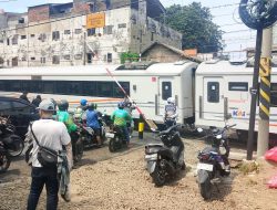 KAI Pasang Palang Pintu Sementara di Jalan Ampera, Tegaskan Akan Ditutup Jika Tak Dijaga 24 Jam