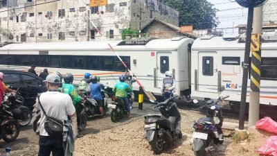 Bekasi - Palang pintu sementara di sebidang perlintasan kereta api Ampera, Bekasi Timur sudah dibangun. Foto: Septian/Gobekasi.id.