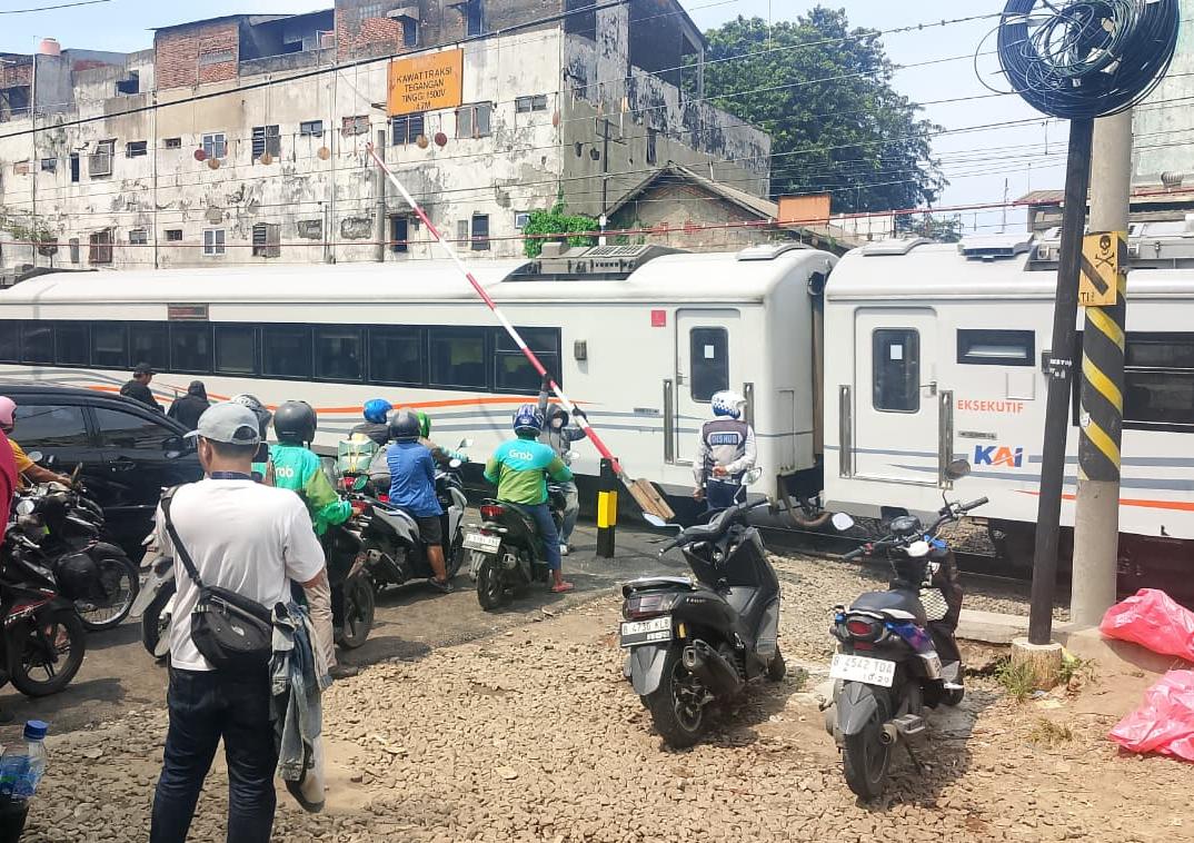 Bekasi - Palang pintu sementara di sebidang perlintasan kereta api Ampera, Bekasi Timur sudah dibangun. Foto: Septian/Gobekasi.id.