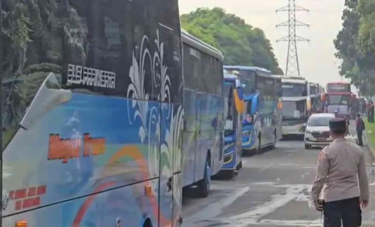 Bekasi - Massa buruh bergerak dari Kawasan Industri MM2100 Cikarang, Kabupaten Bekasi, Jawa Barat menuju Monas untuk memperingati Hari Buruh Internasional 2026, Jumat (1/5/2026). Foto: Ist/Gobekasi.id.