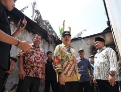 Sambangi Korban Kebakaran di Rawalumbu, Wakil Wali Kota Bekasi Pastikan Bantuan untuk Lansia