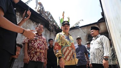 Bekasi - Wakil Wali Kota Bekasi, Abdul Harris Bobihoe, melakukan peninjauan langsung ke lokasi rumah warga yang terdampak musibah kebakaran di wilayah Bojong Rawalumbu, Kecamatan Rawalumbu, Kamis (30/4/2026). Foto: Ist/Gobekasi.id.