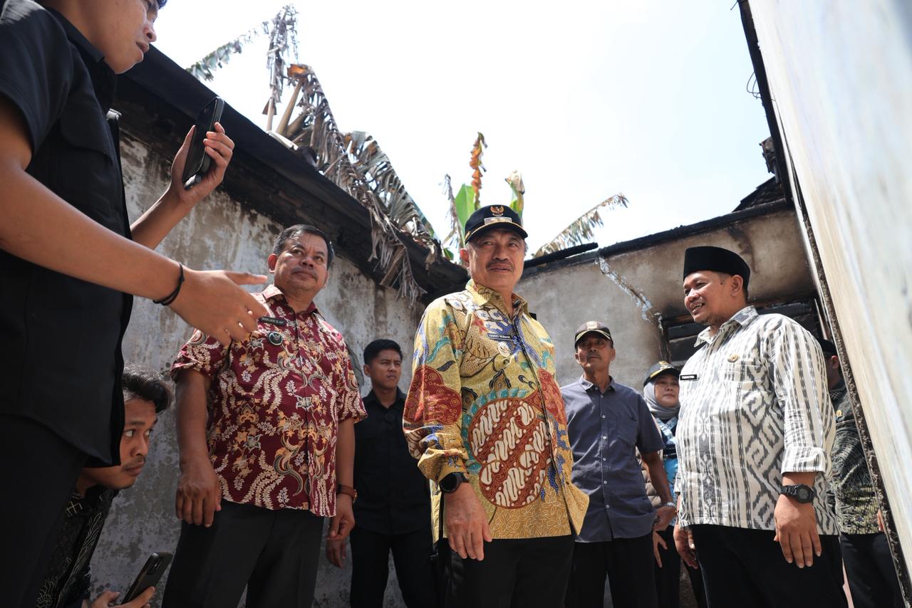 Bekasi - Wakil Wali Kota Bekasi, Abdul Harris Bobihoe, melakukan peninjauan langsung ke lokasi rumah warga yang terdampak musibah kebakaran di wilayah Bojong Rawalumbu, Kecamatan Rawalumbu, Kamis (30/4/2026). Foto: Ist/Gobekasi.id.
