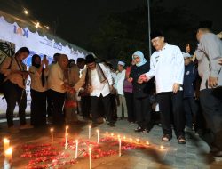 Penuh Haru, Wakil Wali Kota Bekasi Pimpin Doa Bersama dan Tabur Bunga di Stasiun Bekasi Timur