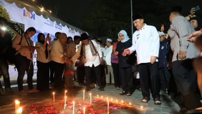 Bekasi - Wakil Wali Kota Bekasi bdul Harris Bobihoe melakukan prosesi tabur bunga di area pintu masuk stasiun yang kini dipenuhi buket bunga dari para penumpang, Kamis (30/4/2026). Foto: Ist/Gobekasi.id.