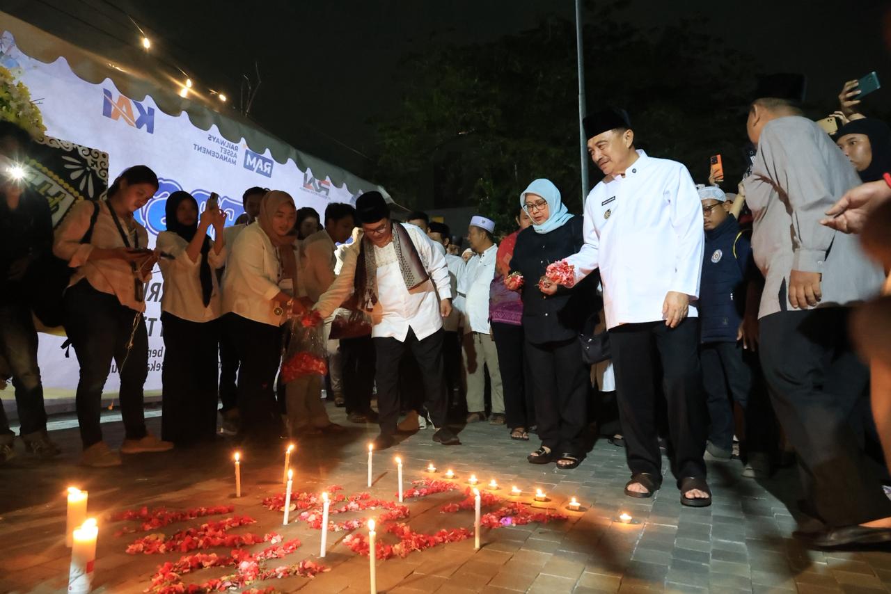 Bekasi - Wakil Wali Kota Bekasi bdul Harris Bobihoe melakukan prosesi tabur bunga di area pintu masuk stasiun yang kini dipenuhi buket bunga dari para penumpang, Kamis (30/4/2026). Foto: Ist/Gobekasi.id.