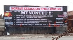 Bekasi - Spanduk tuntutan warga berkaitan dengan tragedi SPBE Cimuning. Foto: Gobekasi.id.