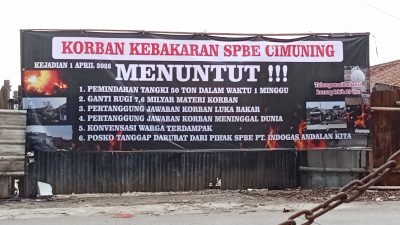 Bekasi - Spanduk tuntutan warga berkaitan dengan tragedi SPBE Cimuning. Foto: Gobekasi.id.
